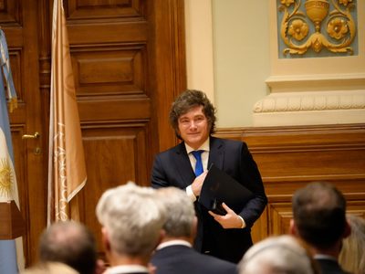 Milei prohíbe acceso a periodistas a la Casa Rosada; genera preocupación por la libertad de prensa