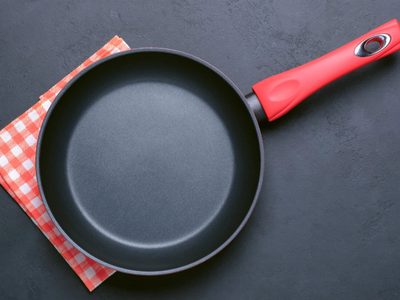 Con 1 ingrediente de cocina, el truco para recuperar tu vieja sartén y que ya no se pegue