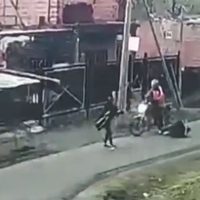 Una mujer policía baleó a un motochorro que intentó asaltarla