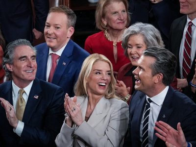 ¿Cómo los archivos de Epstein persiguieron a Pam Bondi como secretaria de Justicia?