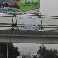 Dejan narcomanta y hielera con restos en puente de Tijuana