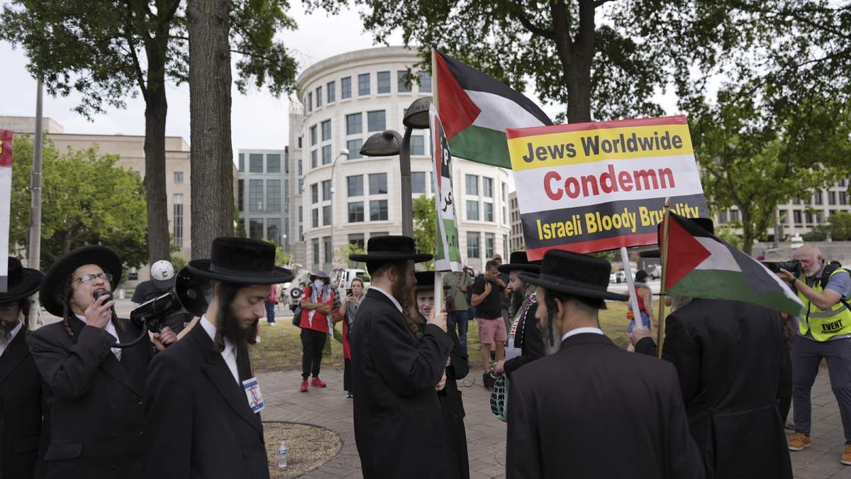 Judíos jasídicos y otras personas protestan contra las políticas de Netanyahu hacia los palestinos, cerca del Capitolio