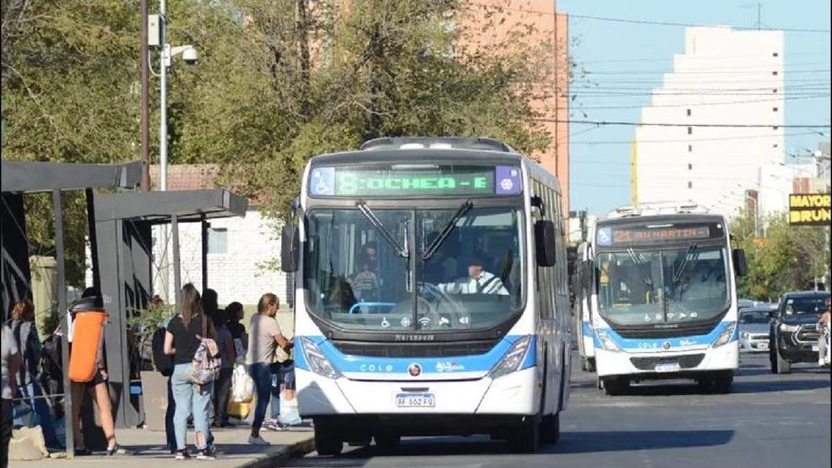 Colectivos durante el paro nacional. Fuente: (LMNeuquén)