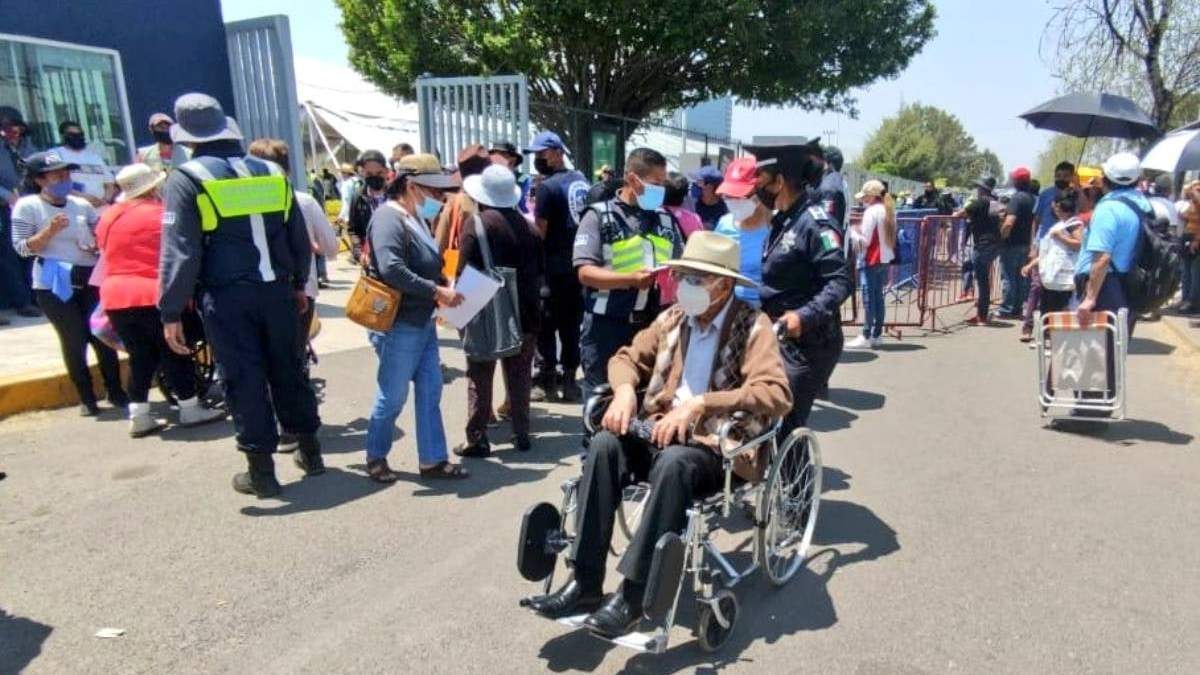 La fila para vacunas al exterior de Ciudad Universitaria en Puebla