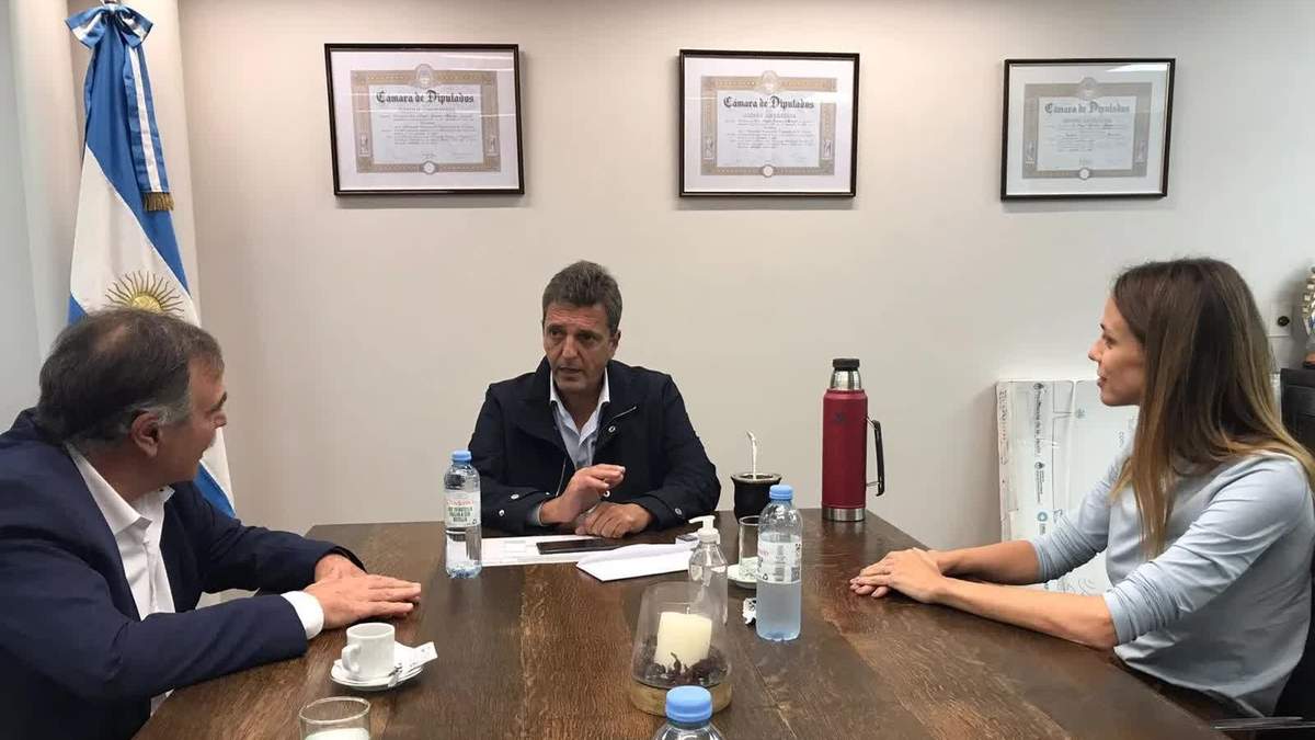Javier Bertoldi junto con Sergio Massa y Tanya Bertoldi en Buenos Aires. Fuente: (Twitter)