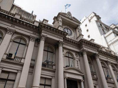 Cómo frenar al dólar: el Banco Central subió la tasa de plazos fijos al 30%