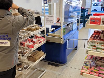 Infraccionan un hipermercado por exhibir ultraprocesados en líneas de caja
