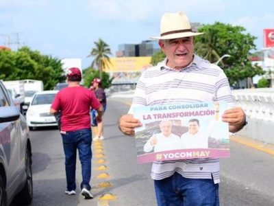 Hermano de AMLO reparte propaganda a favor de Claudia Sheinbaum en calles de Tabasco