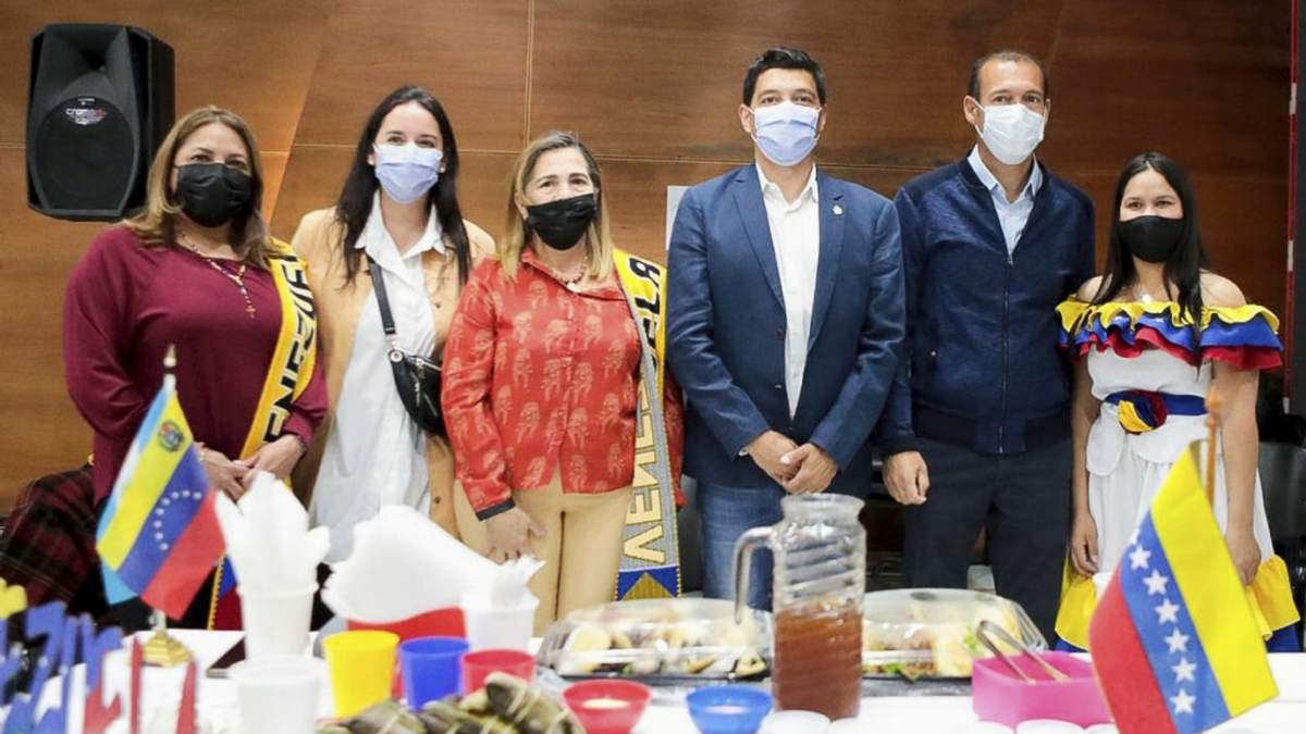 Marcos Koopmann y Omar Gutiérrez en la Feria de las Colectividades. Fuente: (Twitter)