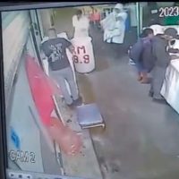 Captan cómo un sicario disfrazado de carnicero ejecuta a un locatario en la Plaza Merced 2000