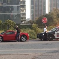 'Tuca” Ferretti baja de su Ferrari para "regañar" a un policía de tránsito de San Pedro