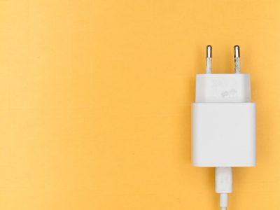 Con 2 ingredientes, el trucazo para limpiar el cable del cargador de tu teléfono y dejarlo como nuevo