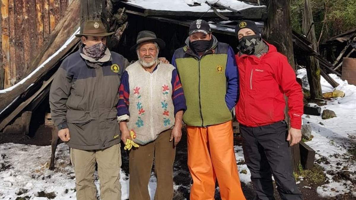 El feliz reencuentro entre guardaparques y pobladores. Fuente: (Twitter)