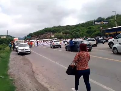 Bloquean la carretera federal México-Acapulco por la desaparición de 13 personas