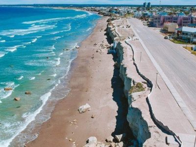 La estrella de la Patagonia: ahora que llega el calor, el mar azul de La Grutas seduce al turismo