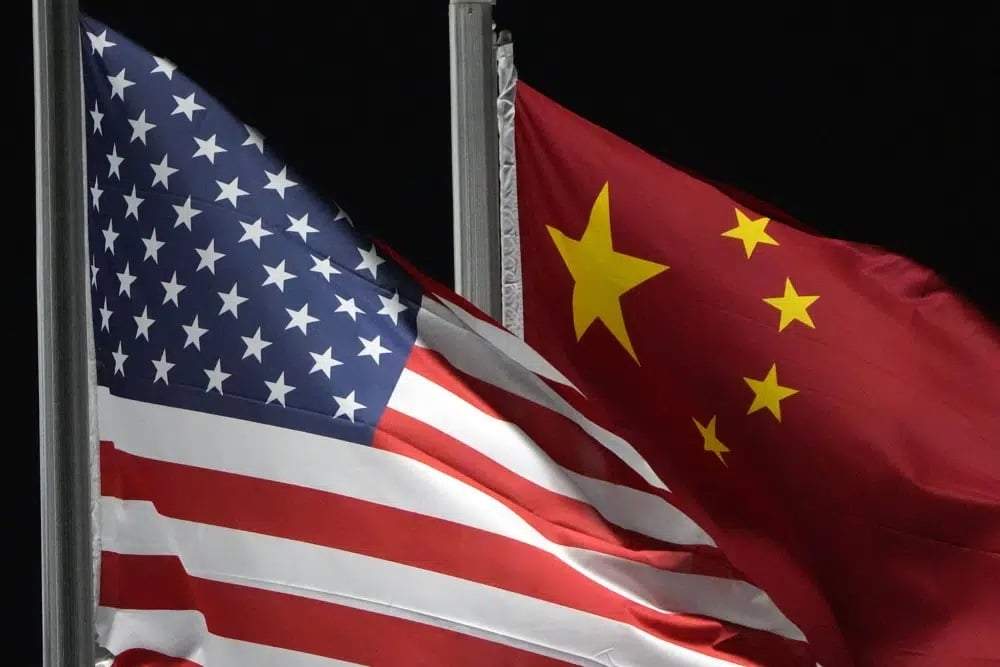 Las banderas de Estados Unidos y de China ondean en el parque de nieve de Genting antes de los Juegos Olímpicos de Invierno en Zhangjiakou, China, el 2 de febrero de 2022