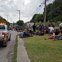 Agentes del INM y GN intentan frenar caravana de migrantes; aprehenden a 80