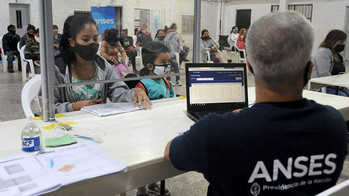Los trabajadores estatales cobrarán un bono de fin de año. Fuente: (Twitter)