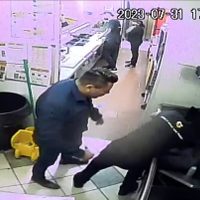 SLP: sujeto da golpiza a empleado de Subway que le pidió esperar su turno en la fila (Video)
