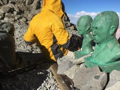 Por falta de papeles, ordenan bajar los bustos de Perón y Evita del Aconcagua