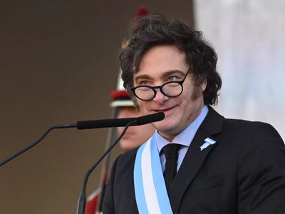 Festeja la Casa Rosada: el riesgo país descendió un 20 % durante este martes y rompió la barrera de los 800 puntos