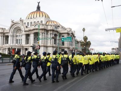 Desalojan a vendedores ambulantes de la explanada de Bellas Artes (Video)