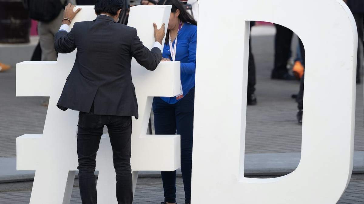 El viento tiró las letras con la palabra #DebateINE afuera del órgano electoral el pasado 7 de abril