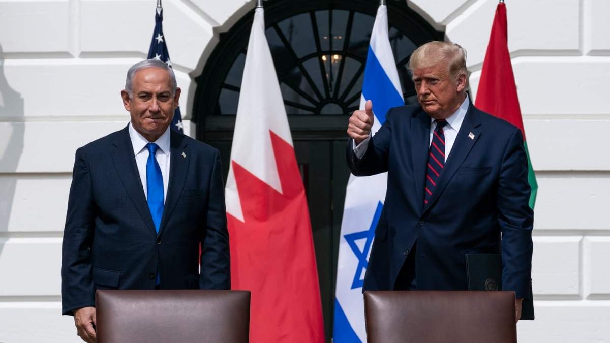 El primer ministro israelí, Benjamin Netanyahu, a la izquierda, y el presidente de Estados Unidos, Donald Trump, se preparan para marcharse tras la ceremonia de firmas de los Acuerdos de Abraham en el jardín sur de la Casa Blanca