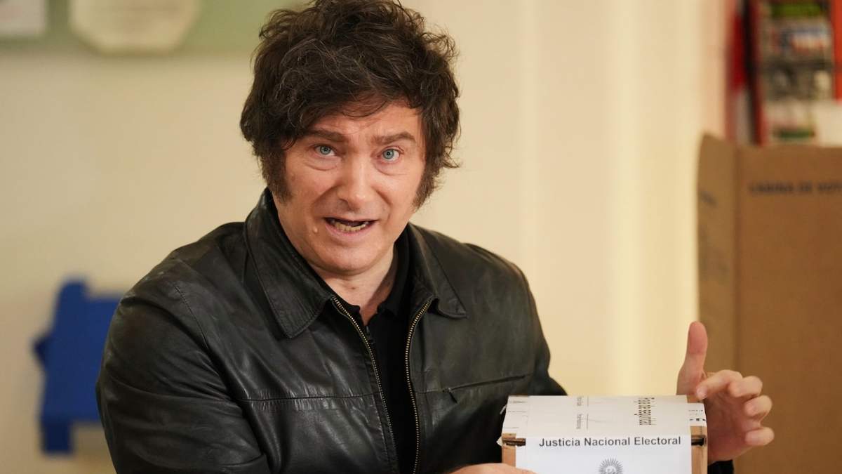 El presidente argentino, Javier Milei, vota durante las elecciones legislativas de medio término en Buenos Aires
