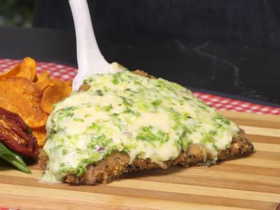 Milanesa de cerdo con gratinado de espinaca y queso: una receta económica, con un toque gourmet, que vas a amar