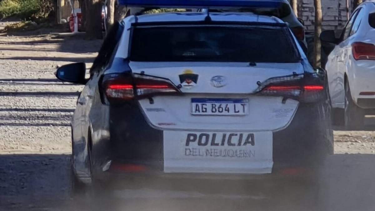 La Policía del Neuquén acude al lugar de los hechos. Fuente: (Centenario Digital)