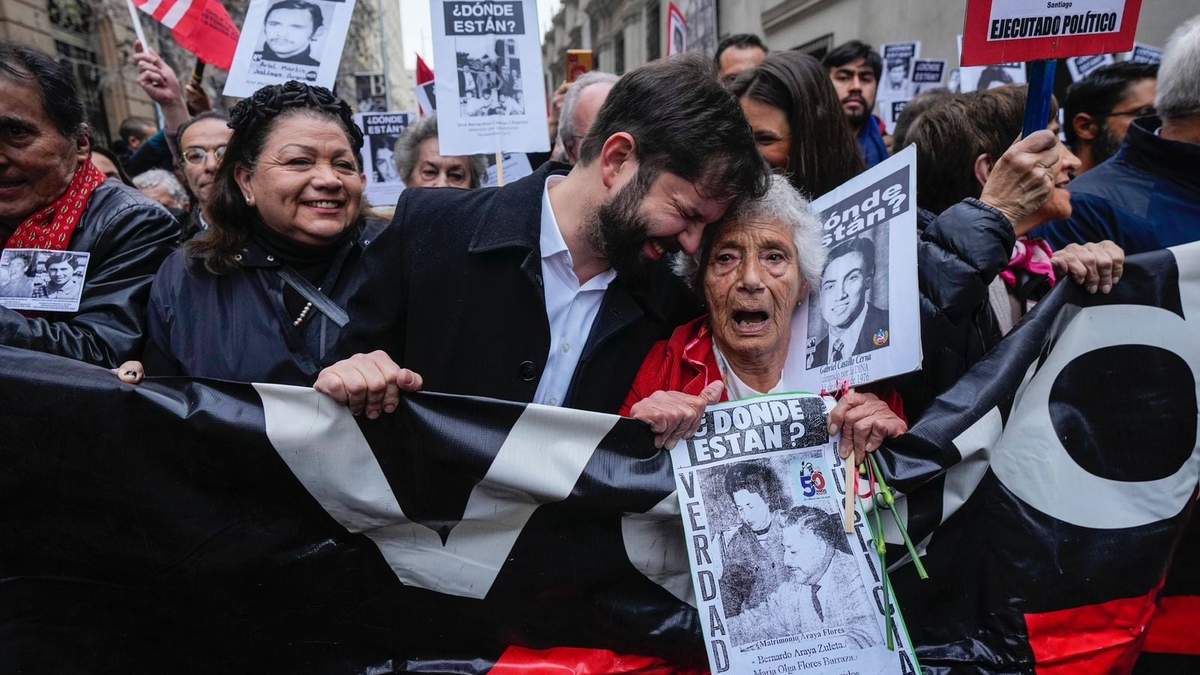 El presidente de Chile, Gabriel Boric, participa en la manifestación