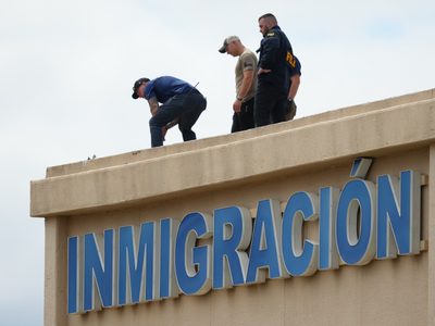 Un detenido murió en el tiroteo en las instalaciones del ICE en Dallas; identifican a sospechoso