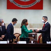 Murat destaca la "mano amiga" de AMLO en su quinto informe; oposición le refuta