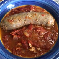Chorizos a la pomarola con polenta: la receta otoñal perfecta y muy fácil que todos aman