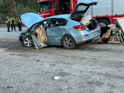 Una persona quedó atrapada en su vehículo luego de chocar con un camión en el cruce de las rutas 7 y 8