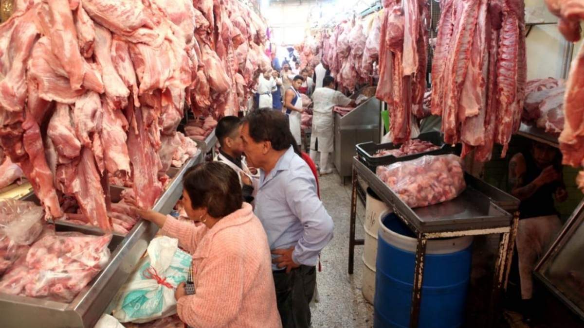 Venta de cane en un mercado; la ganadería creció 3.2%