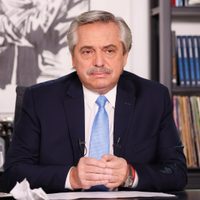 Reclamo y polémica: Alberto Fernández lanzó el DNI no binario y sufrió un escrache durante el acto