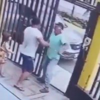 Conserje de una tienda de abarrotes evita el secuestro de una niña (Video)