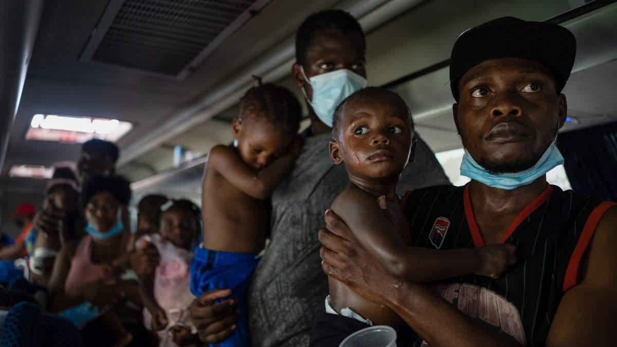 Migrantes haitianos se negaron a abandonar el autobús en el que viajaban en Veracruz