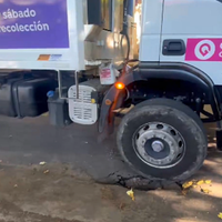 Godoy Cruz: se hundió el asfalto y un camión recolector quedó atrapado