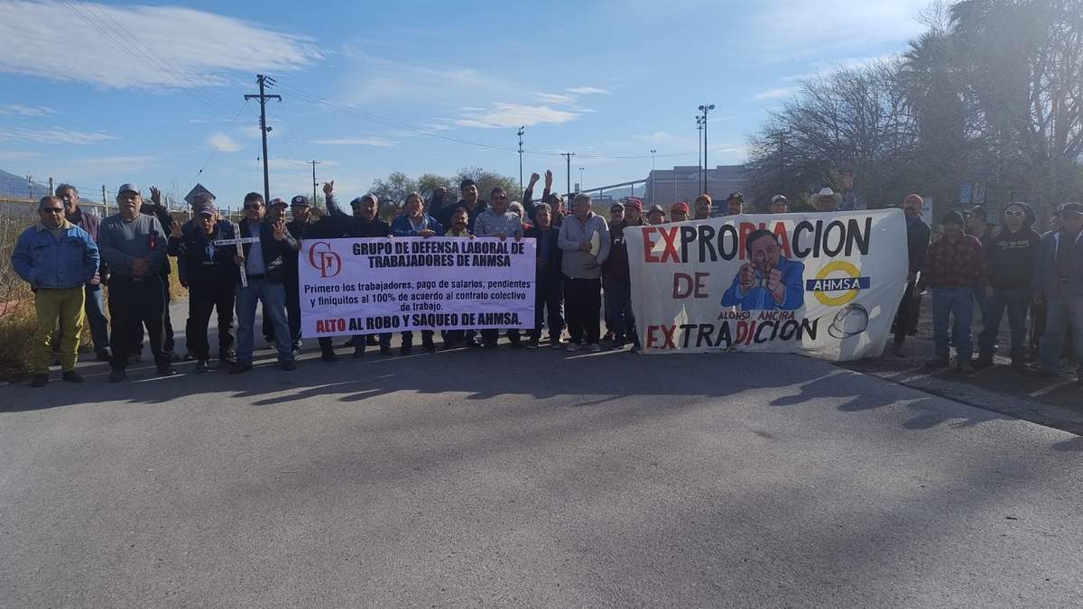 Los trabajadores de AHMSA bloquean las puertas por donde se puede sacar la maquinari
