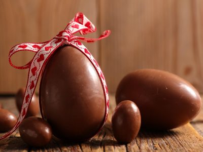 Huevos de Pascua versión tableta de chocolate: caserita, más saludable y sin tener que gastar fortuna en comprar uno