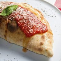 Calzone a la bolognesa: una combinación irresistible, en una receta fácil que te va a sorprender