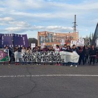 Marcharon en los puentes carreteros por los femicidios de Silvia y Patricia
