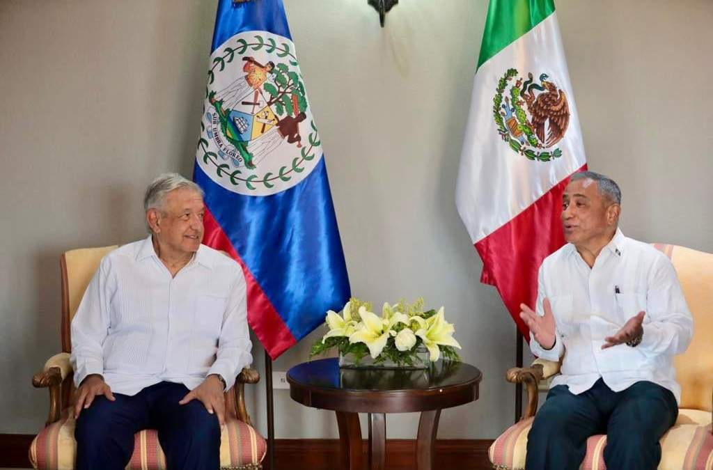 El presidente López Obrador y primer ministro de Belice, John Briceño