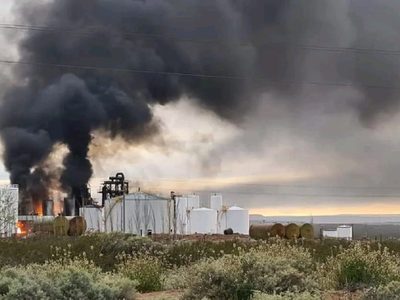 Ruta 22: colocaron una placa en memoria de los fallecidos por la explosión en la refinería NAO
