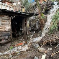 Tras poder contener el deslave en el Cerro Curruhuinca debieron evacuar a 20 familias