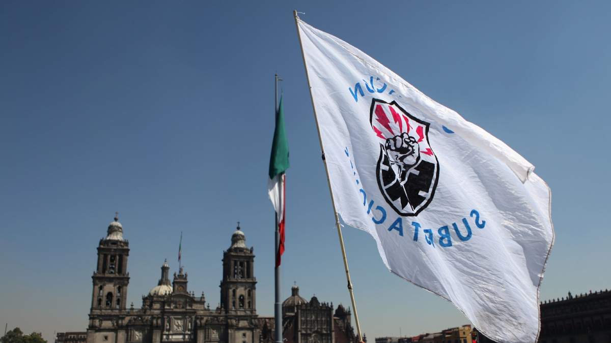 Bandera del Sindicato Mexicano de Electricistas en la plancha del Zócalo de la Ciudad de México