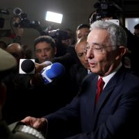 En Colombia, vinculan a proceso al expresidente Álvaro Uribe por fraude y soborno
